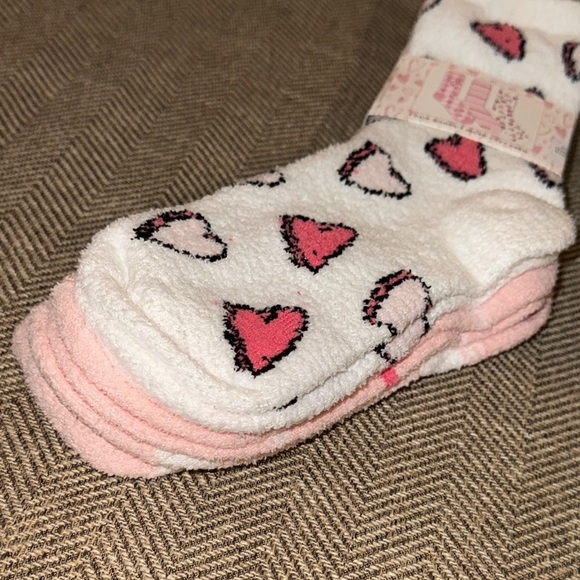 NWT Rae Dunn Pink/White Fuzzy Heart Micro Cozy Crew Socks 3 pair Valentine’s Day - Picture 4 of 11